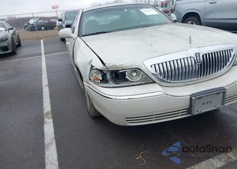 2006 Lincoln Town Car Designer Series z USA, uszkodzony, nr VIN 1LNHM83V66Y614960